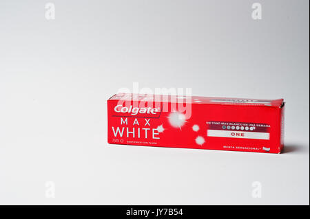 Hai, der Ukraine - 10. August 2017: Nahaufnahme von Colgate Zahnpasta in der Verpackung auf den weißen Hintergrund. Stockfoto