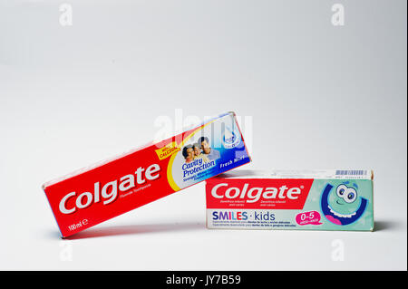 Hai, der Ukraine - 10. August 2017: Nahaufnahme von Colgate Zahnpasta in der Verpackung auf den weißen Hintergrund. Stockfoto