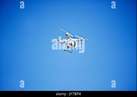 Hai, der Ukraine - 10. August 2017: Foto von einer Drohne fliegen in den Himmel über die Bäume. Stockfoto