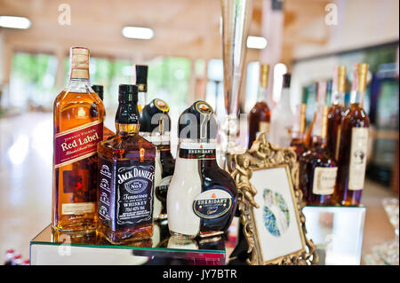 Hai, der Ukraine - 10. August 2017: Nahaufnahme von Sheridan's, Jack Daniel's und roten Aufkleber auf dem Bankett im Restaurant. Stockfoto