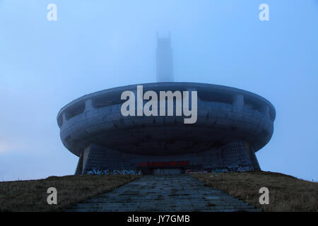 Buzludzha Denkmal ehemals kommunistischen Parteizentrale, Bulgarien, Osteuropa im dichten Nebel Stockfoto