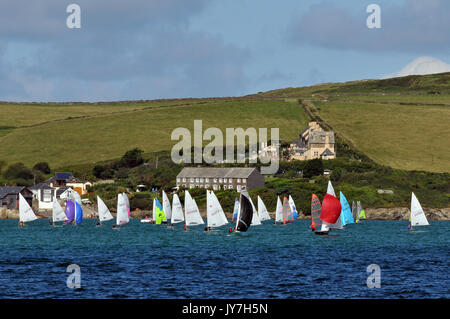 Segelboote racing Yachten und Jollen in der Camel Mündung in der Nähe von Padstow in Cornwall yacghting und Bootfahren Regatten am Fluss camel auf See Stockfoto