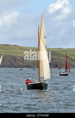 Segelboote racing Yachten und Jollen in der Camel Mündung in der Nähe von Padstow in Cornwall yacghting und Bootfahren Regatten am Fluss camel auf See Stockfoto