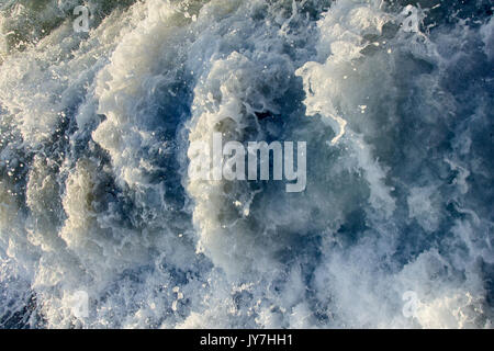 Tosende Meer Wasser am Strand. Kräfte der Natur in der Leistung der Wellen des Ozeans Stockfoto