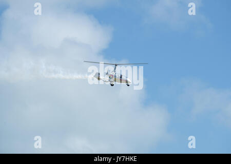 Gyrocopter tun Kunstflug an Airbourne Airshow in Eastbourne, Sommer 2017 Stockfoto