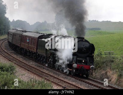 Handelsmarine Klasse erhaltene Dampflok Britisch Indien, Nummer 35018, auf einer geladenen Testlaufs aus Carnforth auf dem Land in der Nähe von borwick. Stockfoto