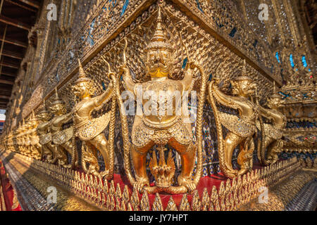 Garudas fabeltiere als externe guardian Statuen des Smaragd Buddha, Wat Phra Kaew Tempel, Grand Palace, Bangkok, Thailand Stockfoto