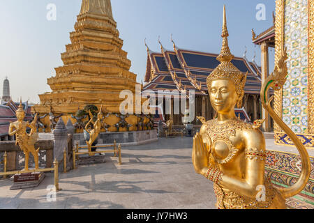 Golden Kinnara Statue die Bildung eines Wai Geste im Wat Phra Kaew Tempel, Bangkok, Thailand Stockfoto