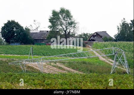 Hochspannungsleitungen durch sehr starke Sturm wind in Nowa Cerkiew, Polen, 16. August 2017 © wojciech Strozyk/Alamy Stock Foto zerstört Stockfoto