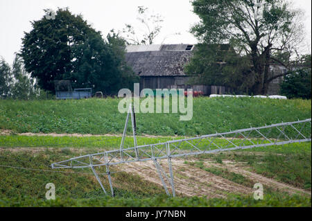 Hochspannungsleitungen durch sehr starke Sturm wind in Nowa Cerkiew, Polen, 16. August 2017 © wojciech Strozyk/Alamy Stock Foto zerstört Stockfoto