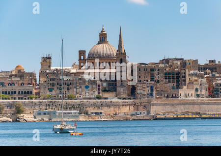 Valletta, der Europäischen Kulturhauptstadt 2018, über von der Bucht in Sliema Stockfoto