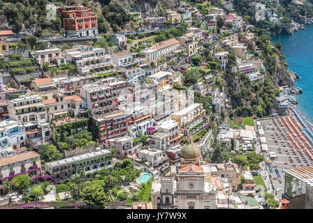 Positano, die beliebtesten Dorf an der Amalfiküste, hat vertikale farbenfrohe Gebäude übereinander und einem wunderschönen Strand gestapelt. Stockfoto