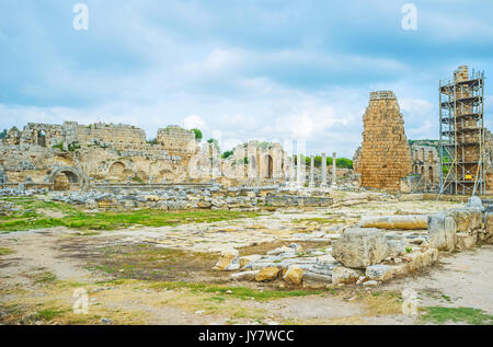 Perge, der alten Hauptstadt von pamphylien Secunda mit Ruinen der römischen Thermen, Palaestra und Helenistic Tor, Antalya, Türkei. Stockfoto