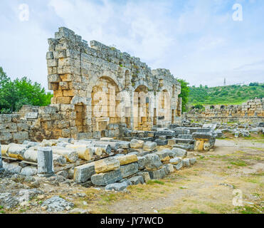 Die antike Stadt Perge mit erhaltenen Mauern, Säulen, Straßen und Stiftungen bauten', Antalya, Türkei. Stockfoto