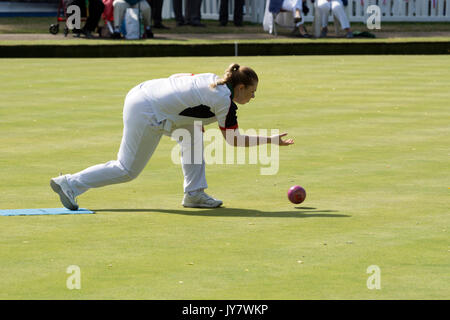 Jamie-Lea Winde (Gewinner) Bowling in der Frauen singles Two-Wood Wettbewerb auf dem Rasen 2017 Schalen nationale Meisterschaften, Leamington Spa, Großbritannien Stockfoto