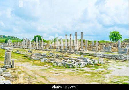 Die marmorsäulen der colonnaded Straße in Perge, die alten anatolischen Stadt in Antalya Vorort, der Türkei. Stockfoto