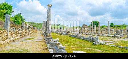 Colonnaded Straße ist berühmt und landschaftliche Wahrzeichen von Perge, Antalya, Türkei. Stockfoto