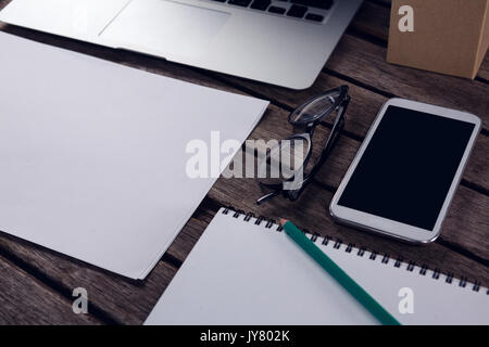 In der Nähe von elektronischen Gadgets und Bürobedarf auf hölzernen Tisch Stockfoto