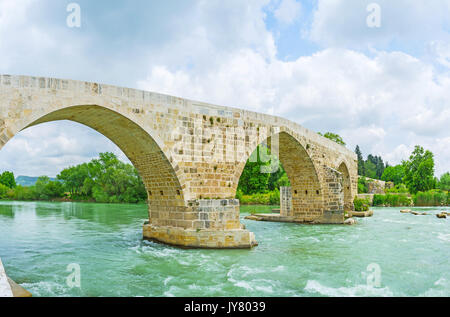 Die alten Bogenbrücke am Eurymedon River ist der bemerkenswerte Sehenswürdigkeit, befindet sich neben dem Aspendos, Türkei. Stockfoto