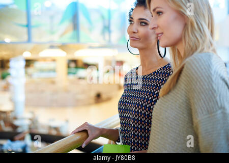 Zwei Freunde in der Shopping Mall ruhen Stockfoto