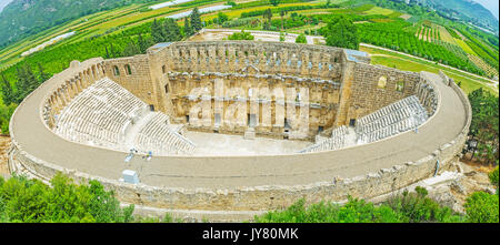 Luftaufnahme von Amphitheater von Aspendos im Tal, dass heutzutage die Landwirtschaft Bezirk Serik, Türkei wurde. Stockfoto