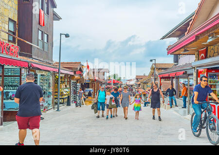 SIDE, Türkei - Mai 8, 2017: Liman cadessi ist die zentrale Einkaufsstraße Resort, es ist immer laut und voll, die am 8. Mai in der Seite. Stockfoto