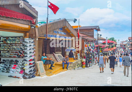 SIDE, Türkei - 8. Mai 2017: Die Stores mit Schuhe, Teppiche, Accessoires und Turkish Delight sind benachbarte in Liman cadessi, das zentrale Einkaufsviertel str Stockfoto