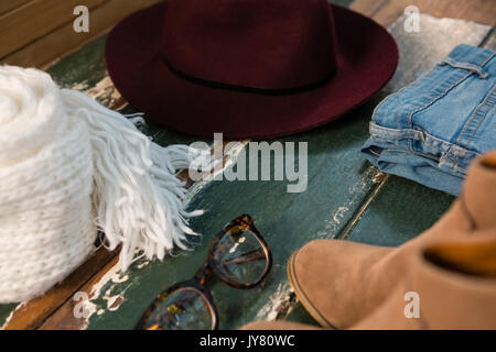 In der Nähe von persönlichen Accessoires auf hölzernen Tisch Stockfoto