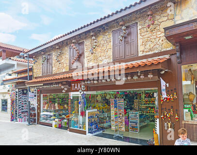 SIDE, Türkei - Mai 8, 2017: Das Souvenir Shop mit Spielzeug, Magnete, Amulette, postcardes und sogar lokale Spezialitäten, am 8. Mai in der Seite. Stockfoto