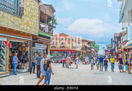 SIDE, Türkei - Mai 8, 2017: Das tägliche Einkaufen ist die beliebteste touristische Zeit im Resort, am 8. Mai in der Seite. Stockfoto