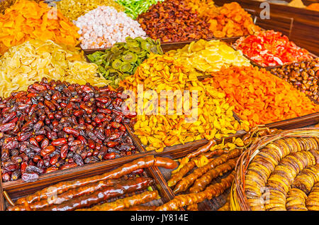 Leckere getrocknete Datteln, Bananen, Rosinen, Aprikosen, Feigen am Schaufenster der Store in touristischen Markt der Side Resort, Türkei. Stockfoto