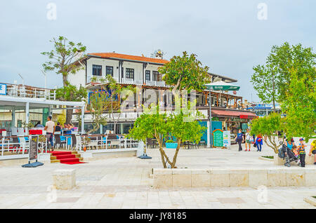 SIDE, Türkei - 8. Mai 2017: Die gemütlichen Cafés und Restaurants am Hafen von Resort, am 8. Mai in der Seite. Stockfoto