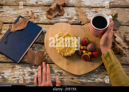7/8 Hand der Frau in Essen am Tisch Stockfoto