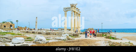 SIDE, Türkei - Mai 8, 2017: Panorama der Küste mit den Ruinen der Apollo Tempel, in die archäologische Stätte von Resort entfernt, am 8. Mai in Sid Stockfoto