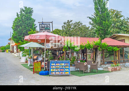 Side, Türkei - Mai 8, 2017: Die kleine Sommer Cafe im Pavillon, mit viel Grün eingerichtet, die am 8. Mai in der Seite. Stockfoto