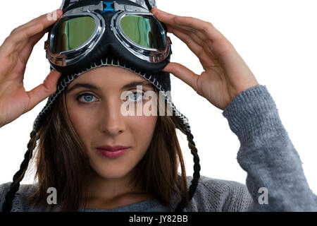 Close up Portrait von Frau trägt Skibrille vor weißem Hintergrund Stockfoto