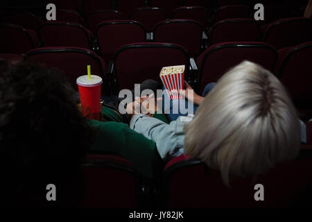 Ansicht der Rückseite des paar Popcorn während der Film im Theater Stockfoto