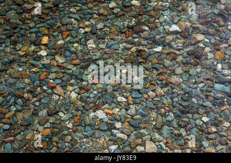 Steine unter Wasser auf dem Boden des Sees Stockfoto