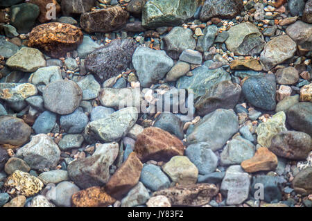 Steine unter Wasser auf dem Boden des Sees Stockfoto