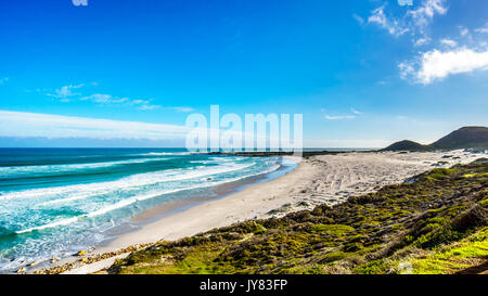 Die Atlantikküste entlang der Straße zum Chapman's Peak an der Slangkop Lighthouse in der Nähe des Dorfes Het Kommetjie in der Kap Halbinsel von Südafrika Stockfoto