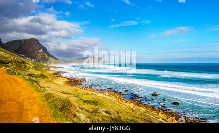 Die Atlantikküste entlang der Straße zum Chapman's Peak an der Slangkop Lighthouse in der Nähe des Dorfes Het Kommetjie in der Kap Halbinsel von Südafrika Stockfoto