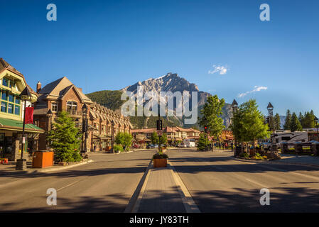 BANFF, Alberta, Kanada - 27. JUNI 2017: Scenic street view der Banff Avenue an einem sonnigen Sommertag. Banff ist ein Ferienort und beliebten touristischen des Stockfoto