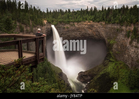 Touristische stehend auf eine Outlook-Plattform und an die Helmcken Falls suchen im Wells Gray Provincial Park in der Nähe von Clearwater, Kanada. Lange Belichtung. Stockfoto