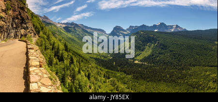 Die Sonne Straße mit schönen Panoramablick auf Logan Pass im Glacier National Park, Montana Stockfoto