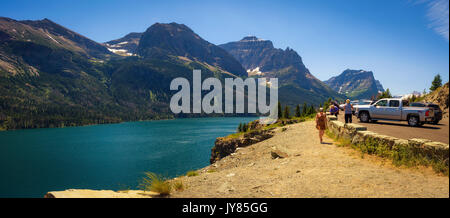 Touristen genießen die malerische Aussicht auf St. Mary Lake im Glacier National Park. Stockfoto