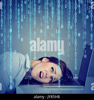 Verzweifelt Mitarbeiter, betonte Frau ruhender Kopf auf Laptop mit binären Code fällt. Stockfoto