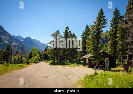 Hütte in der Nähe von Saint Mary Lake im Glacier National Park. Stockfoto