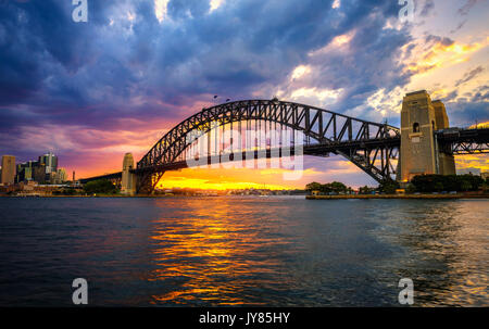 Dramatischer Sonnenuntergang über die Harbour Bridge in Sydney, NSW, Australien. Stockfoto