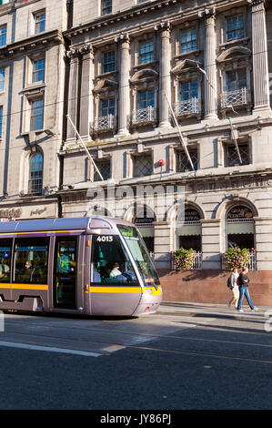 Eine Straßenbahn Luas ist in Irlands Hauptstadt Dublin gesehen Stockfoto