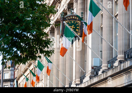 Die Fassade und die Uhr auf der berühmten Sehenswürdigkeit store Clerys Clery's, O'Connell Street, Dublin. Irland Stockfoto